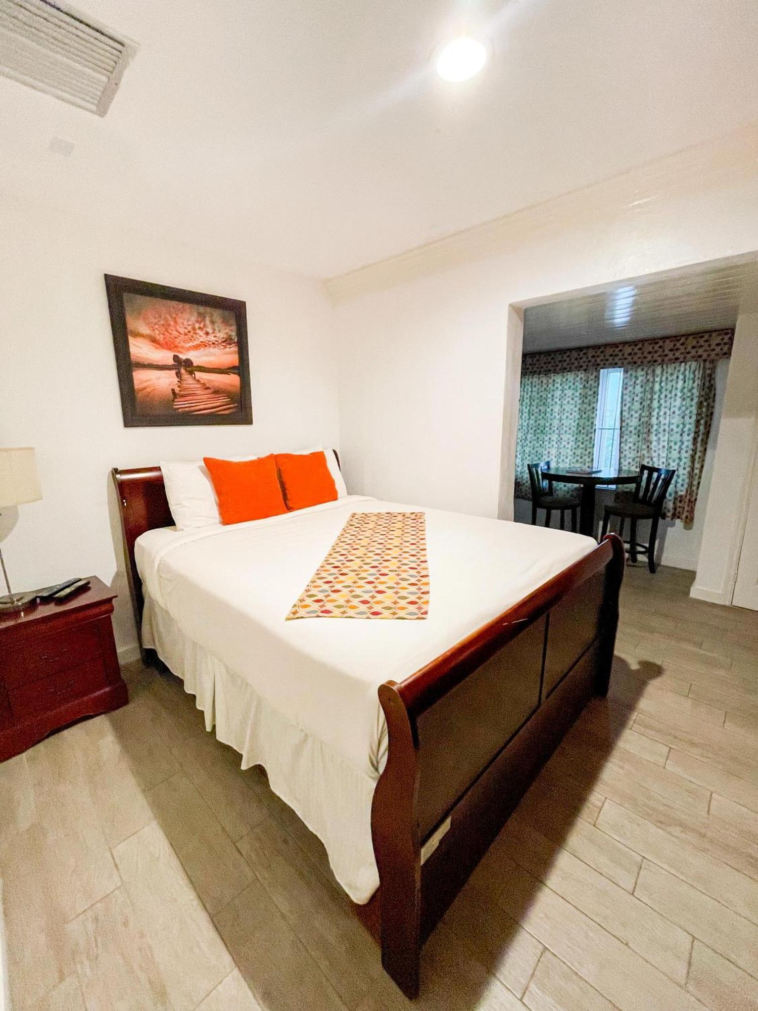 Golden Palms House Panzió Nassau Kültér fotó